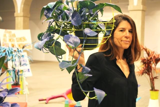 Imagen de la artista Ana Beltrá en una de sus instalaciones vegetales 2
