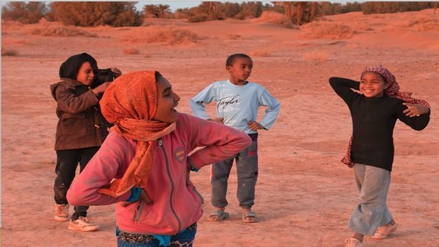 Imagen de ninños en el desierto de la muestra Los sueños de Fátima
