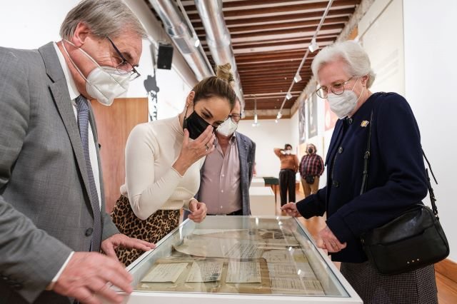 Instante de la presentación a Guacimara Medina de los documentos en la Fundación Juan Negrín 4