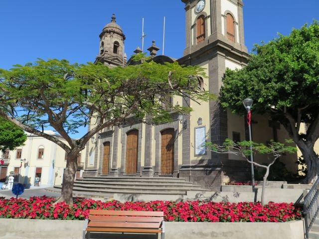 Jardines de la Plaza Chica de Guía embellecidos con flores de Pascua