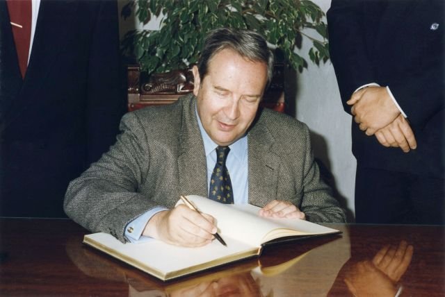 Jerónimo Saavedra firmando en el libro de honor del Cabildo de La Gomera en 1991