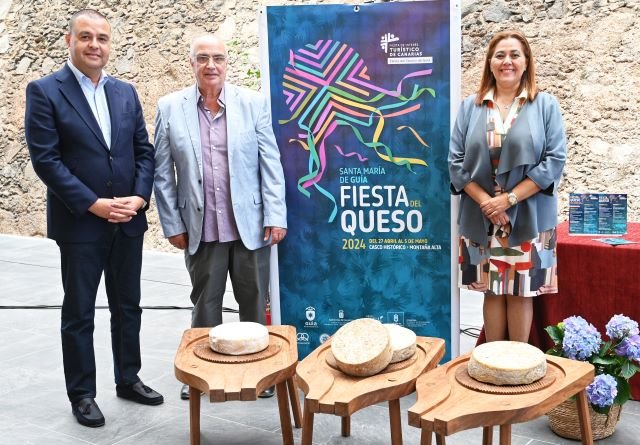 José Castellano junto al alcalde Pedro Rodríguez y la concejala Teresa Bolaños en la presentación del programa de la Fiesta del Queso 2024 celebrada este año en el Mercado de Guía