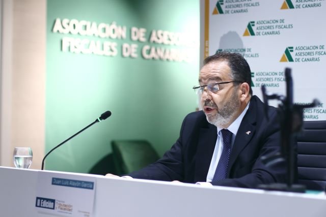 Juan Luis Alayón junto a la escultura galardón