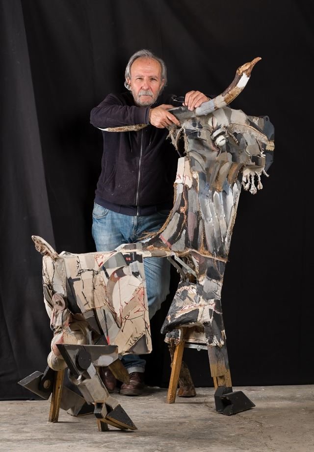 Juan Marqués junto a una de sus piezas Cabrúnculo