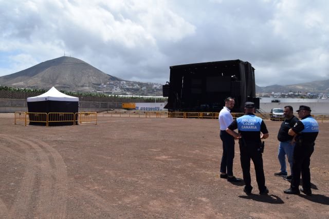 Julio Mateo concejal de Cultura y Fiestas junto al coordinador de Cultura y los mandos de la Policía Local en la parcela de la celebración del Festival La Guancha