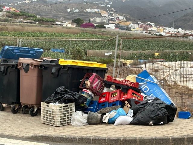 La Policía Local localizó en la mañana de hoy jueves al infractor de este vertido en La Atalaya