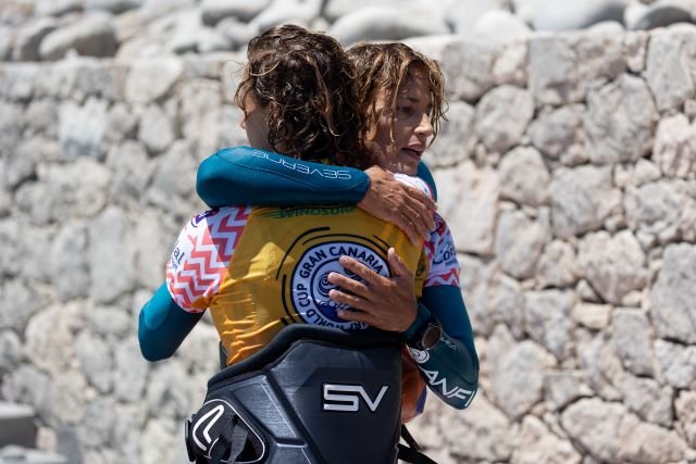 Las hermanas se dan un abrazo tras disputarse la final