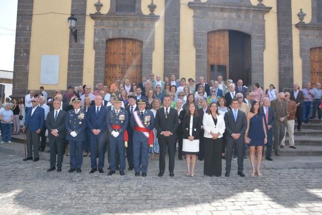 Los jurandos con las autoridaes militares y municipales al término del acto en el frontis de la Iglesia de Santa María de Guía