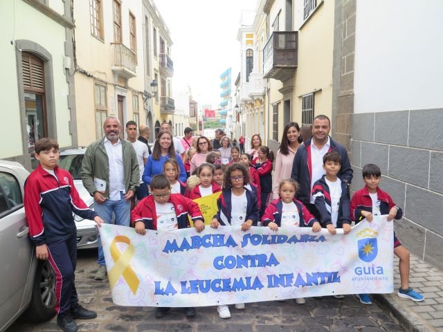 Marcha escolar solidaria contra la leucemia infantil por el casco histórico de Guía 1