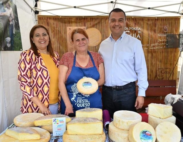 María del Carmen Pérez junto a Pedro Rodríguez y la concejala de Sector Primario Teresa Bolaños en la fiesta del queso en su edición del casco de este año