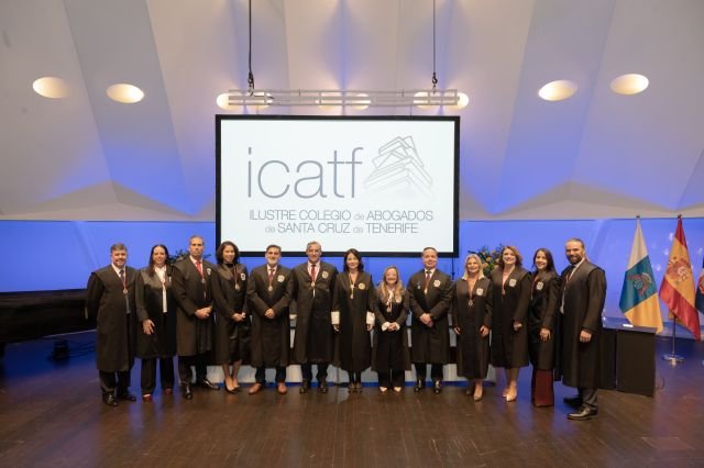 Mila Pacheco Pérez en el centro de la imagen posa junto a los miembros de su nueva junta de gobierno del Ilustre Colegio de Abogados de Santa Cruz de Tenerife