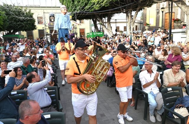 Momento en que entra el Papagüevo de Ricardo Padrón en la Plaza Grande precedido de la Banda Isleña