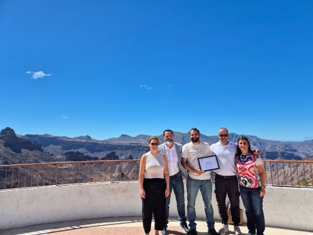 Néstor López y Saúl Lugo junto a los concejales de Turismo Alejandra García Díaz de Política Social Alejandro Rivero y la técnico de turismo del Ayuntamiento de Guía Omayra Rodríguez en Artenara