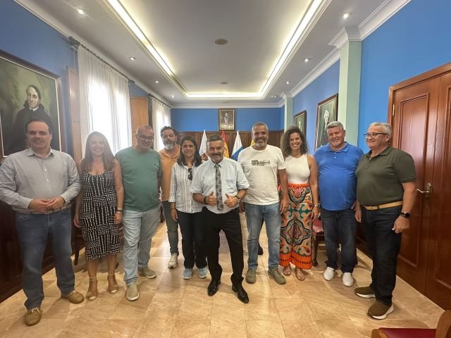 Pepe Benavente junto al alcalde y todos los concejales del nuevo grupo de gobierno justo antes de comenzar su actuación en la Plaza Grande