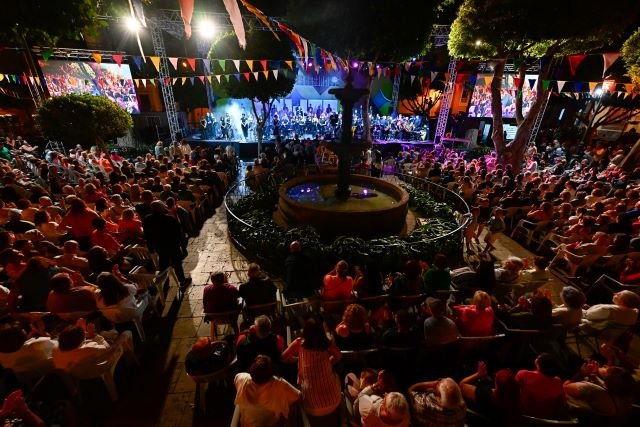 Plaza de Santiago durante el concierto de la Banda Municipal de Música