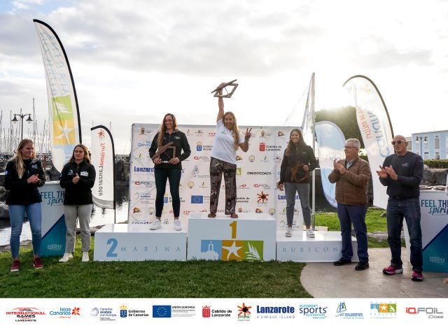 Podium femenino iQFOiL