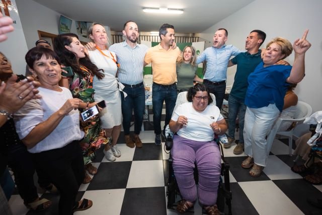 Teodoro Sosa Jesús González y representantes del partido y la candidatura celebran los resultados en la sede del BNR en Agaete