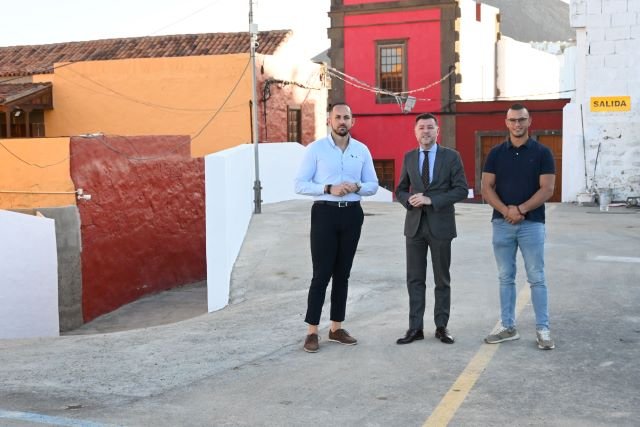 Teodoro Sosa Julio Mateo y Elezar Rodríguez en el acceso a La Quinta desde la calle Guillén Morales