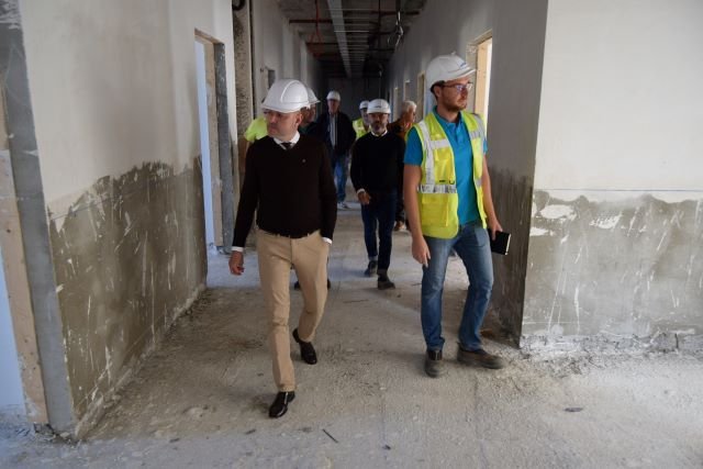 Teodoro Sosa alcalde de Gáldar durante la visita a la obra del nuevo instituto