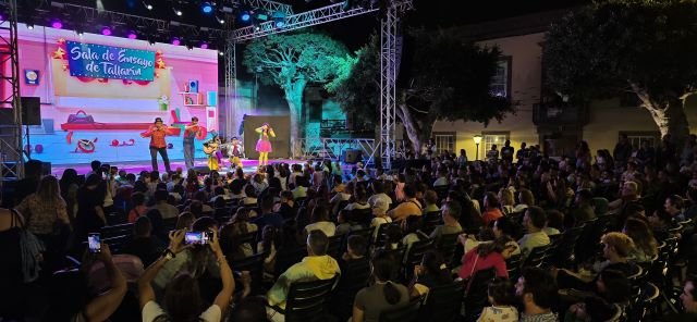 Un momento de la actuación del grupo CantaJuego en la Plaza Grande de Guíajpg