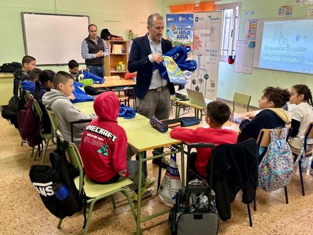 Un momento de la visita a los colegios del concejal de Aguas José Manuel Santana y el representante de Aqualia para estas jornadas 1