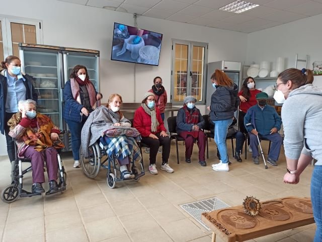 Un momento de la visita en la sala de elaboración de queso