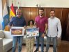 El alcalde de Gu&iacute;a entrega a Alma Gordillo su premio como finalista del concurso de dibujo de Aqualia
