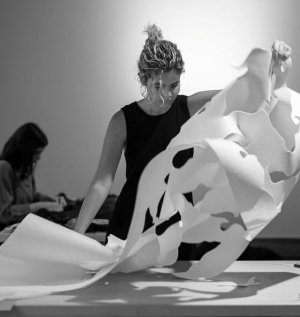 Cristina Ortega dirige en el Centro de Artes Plásticas del Cabildo una visita guiada a su exposición &#039;Cariño Mío&#039;