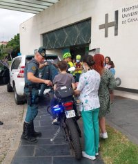 Los ni&ntilde;os del HUC reciben una visita sorpresa de la Guardia Civil