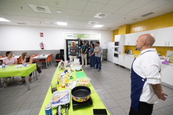 Monzón asiste a un taller de cocina organizado por la Asociación de celíacos y sensibles al gluten de Canarias