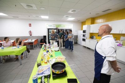 Monzón asiste a un taller de cocina organizado por la Asociación de celíacos y sensibles al gluten de Canarias