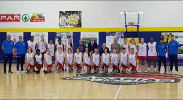 Francisco Castellano anima a las jugadoras del CB Spar Gran Canaria