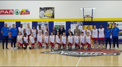 Francisco Castellano anima a las jugadoras del CB Spar Gran Canaria