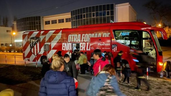 El autobús del Atlético vuelve de Varsovia con 36 refugiados ucranianos