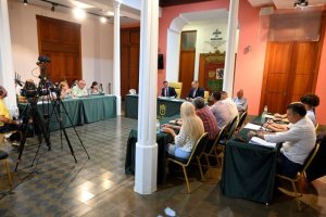 G&aacute;ldar: El Pleno del Ayuntamiento guarda un minuto de silencio en memoria de las v&iacute;ctimas de los terremotos en Venezuela