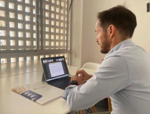 Transición Ecológica se alía con el sector del taxi para impulsar la movilidad eléctrica en las islas