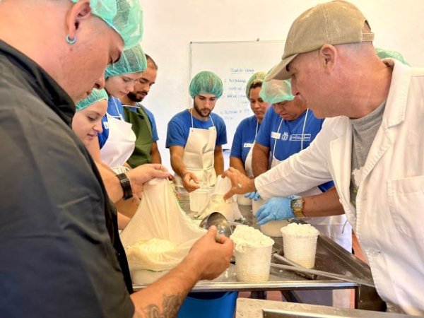 El Gobierno canario imparte un curso sobre la elaboración de lácteos a estudiantes de Agroganadería de El Hierro