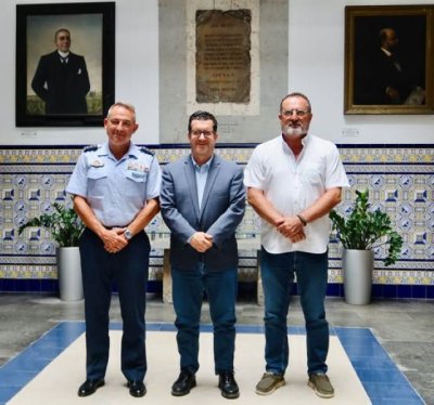 El Alcalde de Arucas recibe al nuevo coronel jefe de la Agrupaci&oacute;n del Cuartel General del Mando A&eacute;reo en Canarias