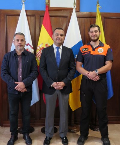 El alcalde da la bienvenida al nuevo Jefe de la Agrupación de Voluntarios de Protección Civil de Santa María de Guía