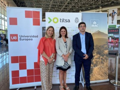 Estudiantes de Comunicaci&oacute;n Publicitaria exhiben carteles sobre h&aacute;bitos saludables en el intercambiador de Santa Cruz