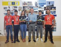 Francisco Castellano felicita al equipo Gran Canaria Skoda Bike Team