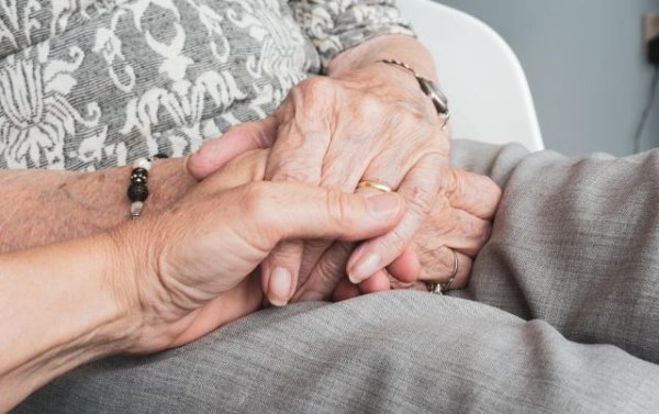 Dependencia saca a contratación el servicio de ayuda a domicilio en Fuerteventura, Lanzarote, La Gomera y Tenerife