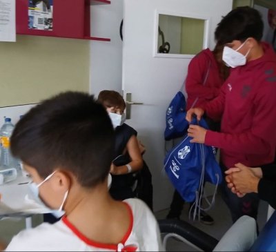 Los ni&ntilde;os ingresados en los hospitales reciben la visita de los jugadores del CD Tenerife