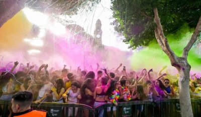 La Plaza de Santiago se convierte en un espect&aacute;culo de color con la fiesta de polvos holi