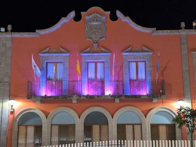 El Ayuntamiento de Guía iluminó sus Casas Consistoriales con luces rosas para conmemorar el día de la lucha contra el cáncer de mama