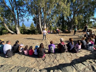 Este pasado domingo, una treintena de familias se acercaron al Lomo Jurgón comprometidos con el Medio Ambiente