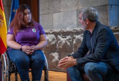 Fernando Clavijo destaca la trayectoria de Andrea Santana en el baloncesto femenino
