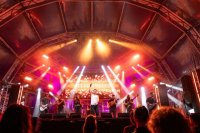 La segunda noche del Festival Sonora despega con la fusión de OM Domínguez &amp; The Village Band y Ale Acosta