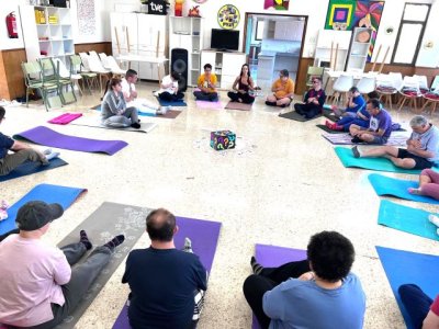 El &lsquo;Yoga para todos&rsquo; regresa al Centro Ocupacional Comarcal Santa Mar&iacute;a de Gu&iacute;a para mejorar el bienestar de sus usuarios