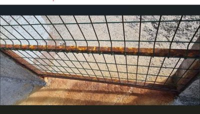 Gáldar: Mal estado de las puertas laterales de hierro del muro donde está el mural en la Guancha, Playa Agujero